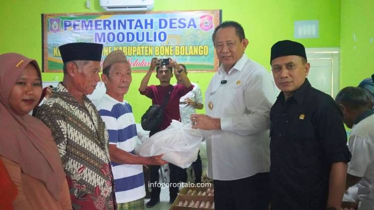 Syamsir Kiayi Dampingi Gubernur Serahkan Bantuan Pangan di Bone Bolango