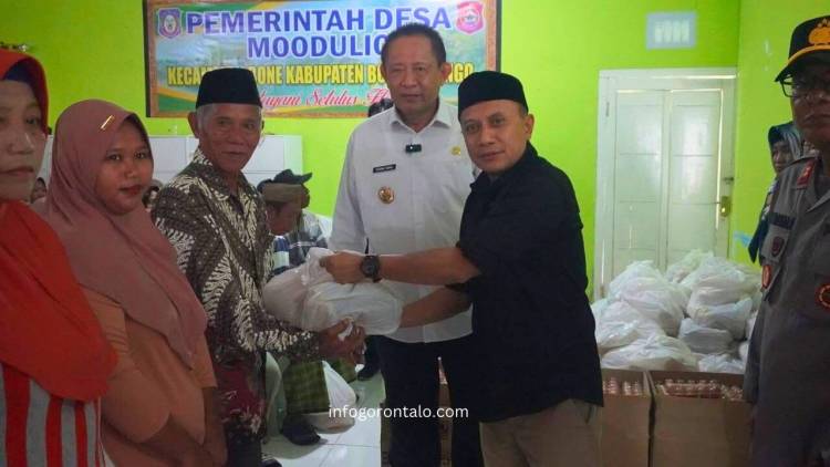 Syamsir Kiayi Dampingi Gubernur Serahkan Bantuan Pangan di Bone Bolango